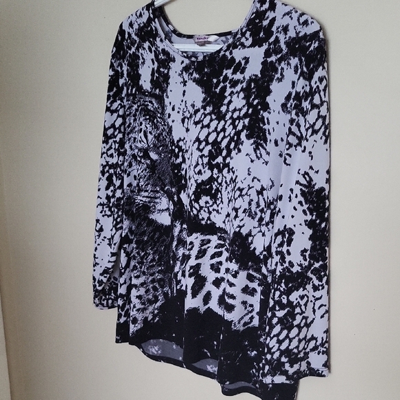 Bold Black & White Leopard Print Women's Top – Eye-Catching & Trendy Style - Picture 4 of 6